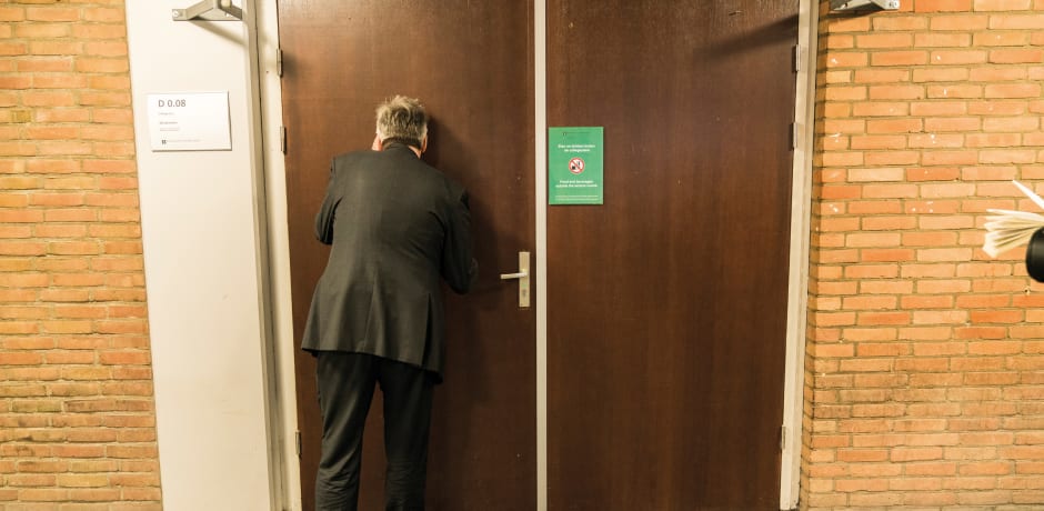 &lsquo;Over deze deur gaf ik altijd college. Er zit een kijkgat in, maar de deur zwaait naar buiten open dus als je niet oppast krijg je een deur op je neus.&rsquo;